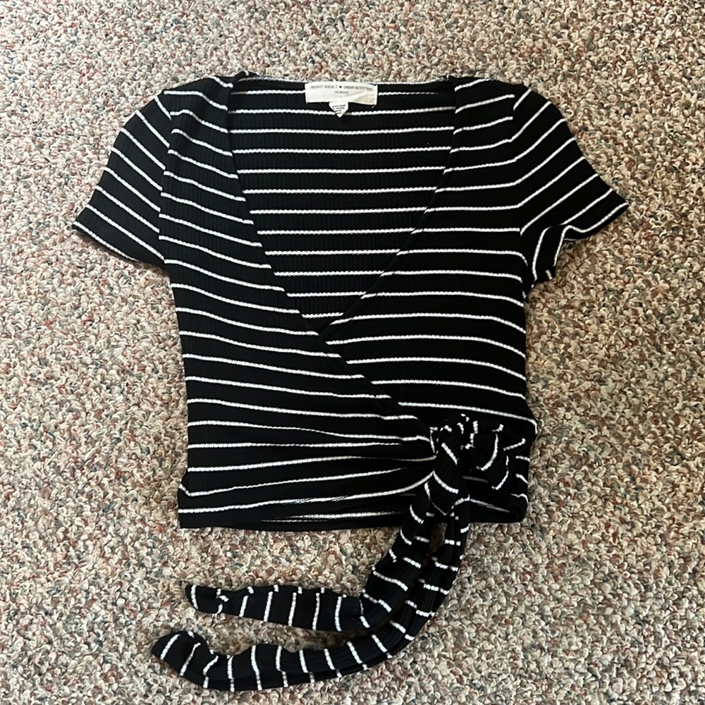 URBAN OUTFITTERS LOW CUT FRONT TIE SHORT SLEEVE SHIRT